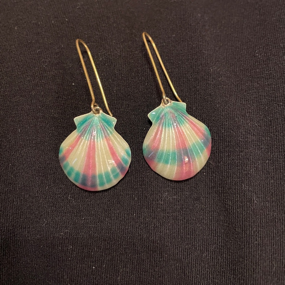 Cute scallop shell enamel earrings